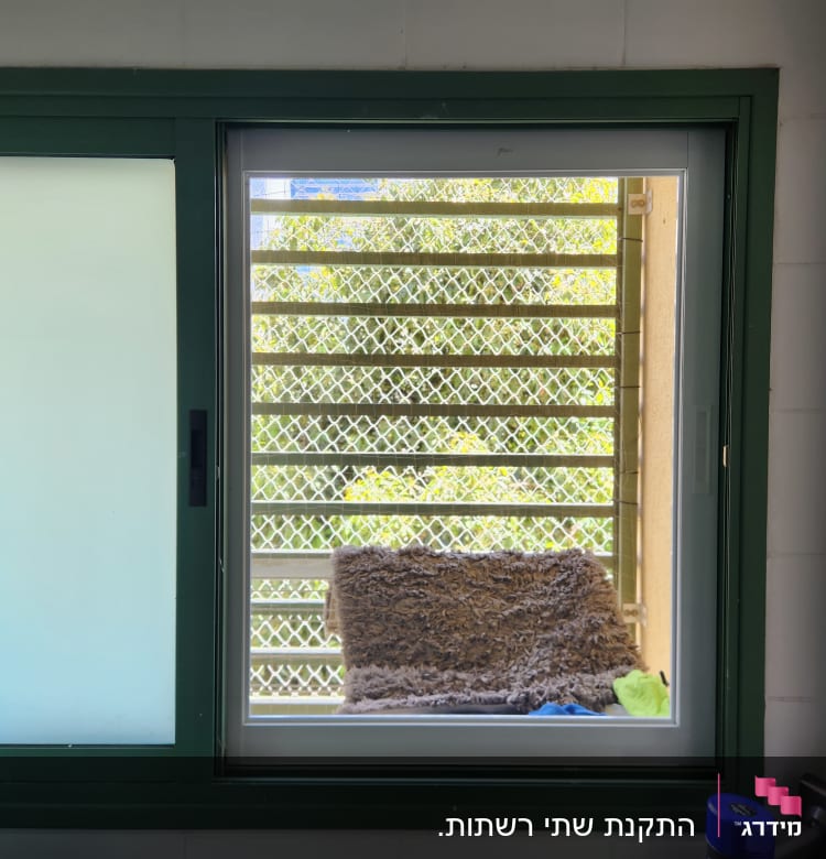 חלון אלומיניום עם סורגים חיצוניים